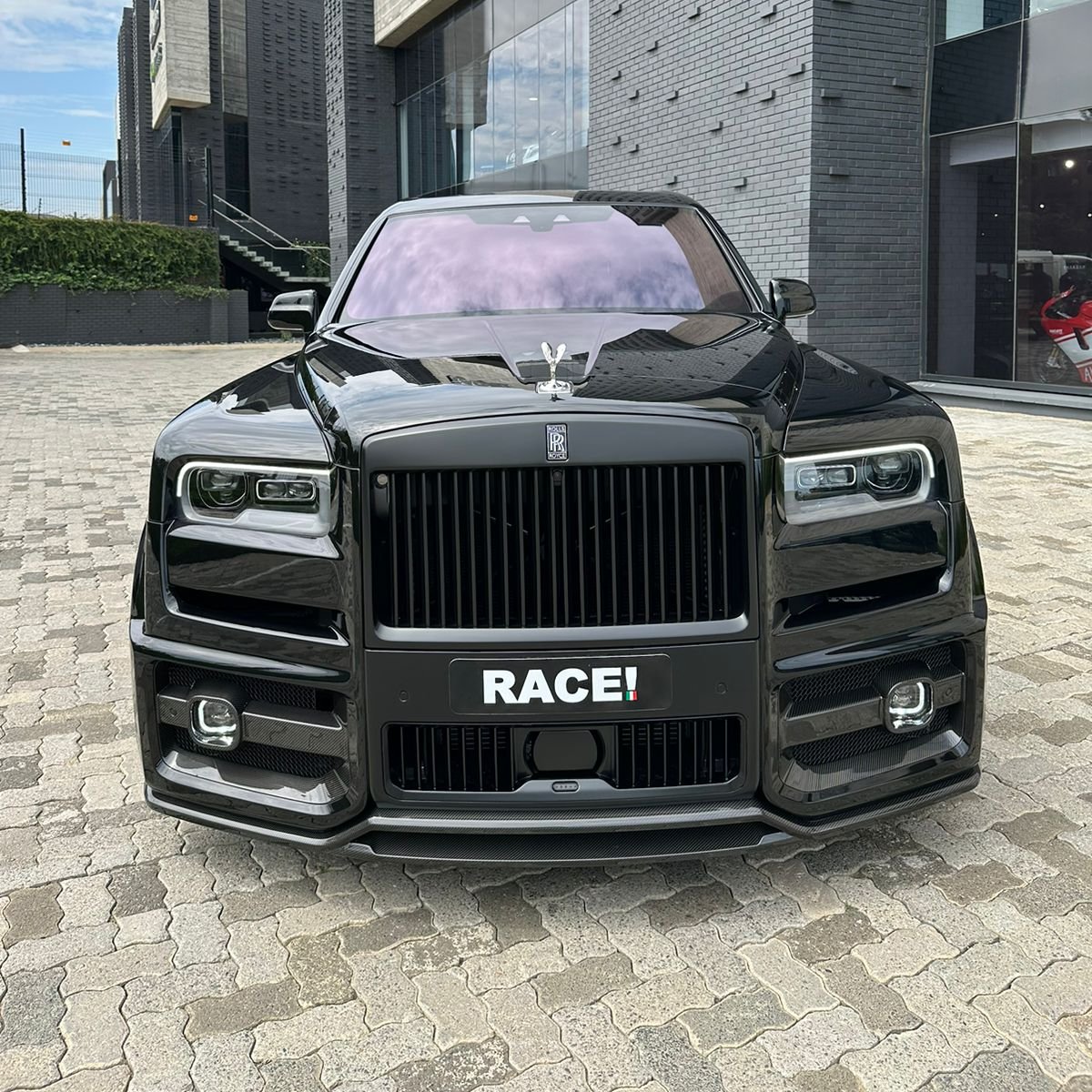 Zero2Turbo's tweet image. When the R10m Rolls-Royce Cullinan is not enough you get @RACE1SA to add R2m worth of customization 😜

Full URBAN carbon wide body kit, custom MV Forged 23" wheels, Quicksilver exhaust and more...

It sure makes a statement!