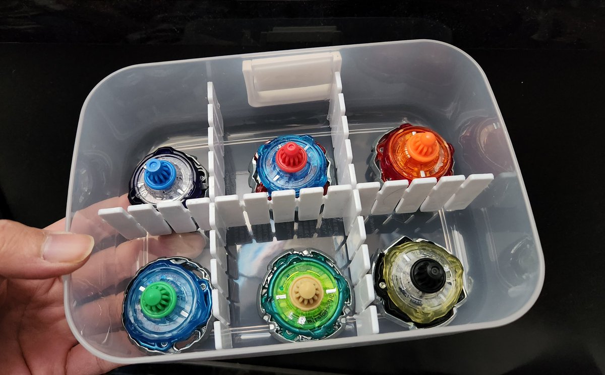 ROA_programmer's tweet photo. 『お弁当箱感あると可愛くなるかなー』と思ってタッパーを買ったが、正解だったね(￣∇￣*)

あくまで寄付用で、実用性よりも『ここから沼に来るキッカケにする』のが目的なのでスポンジ詰めるなどはしない方向で。

#ブレーダーオシャレ部
#ベイブレードX #beybladex https://t.co/jtyOSXAZxH