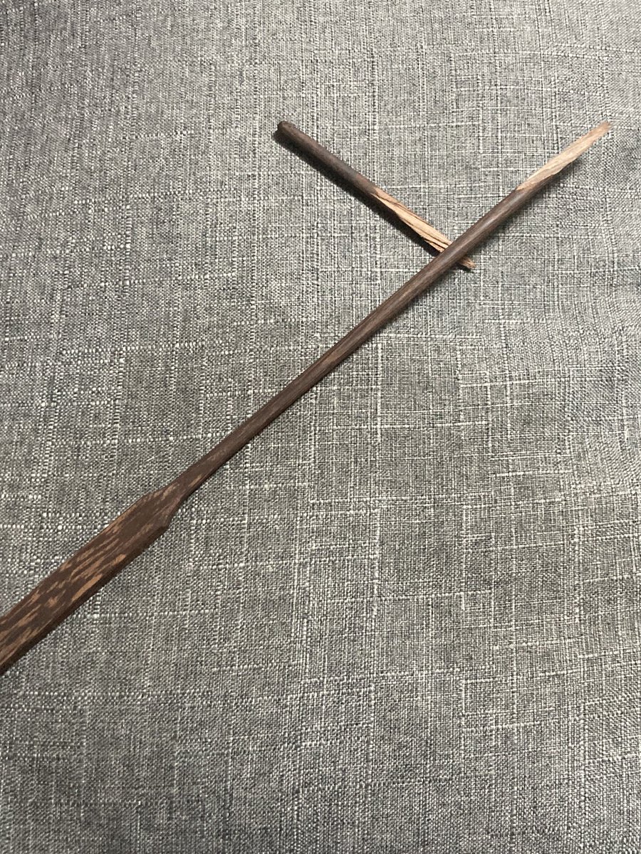 부러질 때까지 테스트를 해봤습니다. 제 피부 기준으로는 꽤 아프고, 줄이 선명하게 남는 수준까지는 부러지진 않았습니다. 죽어봐라!하고 치면 부러지긴 하네요! 패들은 강도에 자신이 있었는데 아쉽습니다. 케인은 취향에 맞게 두께별로 제작하고 7-8mm 얇은 아이들은 2개씩 묶음 판매 생각중입니다!