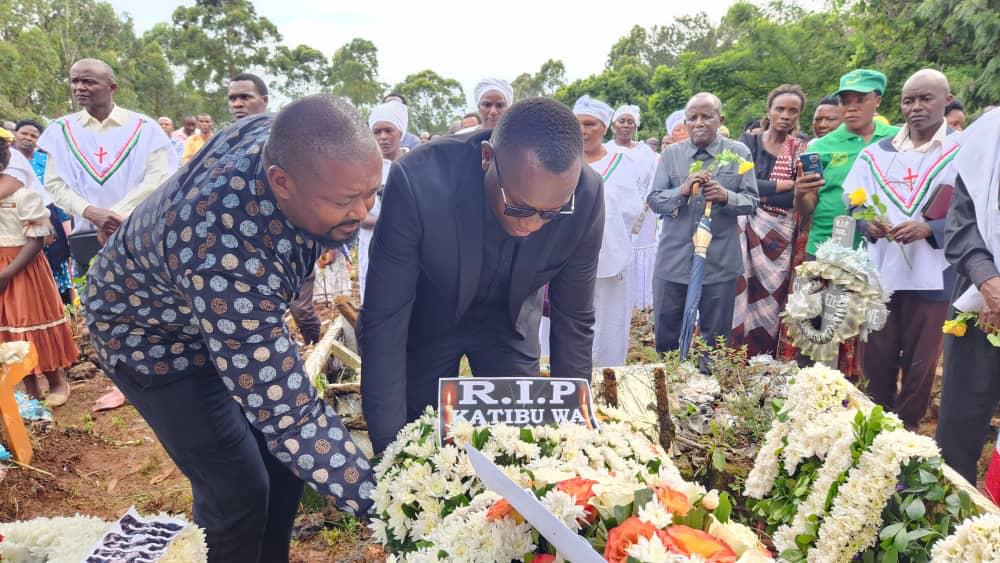 NchiKwanza's tweet photo. Mamia ya waombolezaji wakiongozwa na Mbunge wa Jimbo la Hai Saashisha Mafuwe wameshiriki ibada ya maziko ya aliyekuwa katibu wake na mwalimu mstaafu Benson Lema aliyeaga dunia 2/1/2024 Hospitali ya Machame huku wakimzungumzia kama mpenda maendeleo na mtu aliyejitoa katika jamii. https://t.co/dmCL9600kK