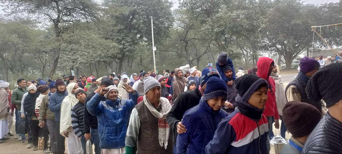 DSSNewsUpdates's tweet photo. Devotees formed a sea of serenity, flowing towards Shah Satnam Ji Ashram, Barnawa, UP, creating an ethereal vista for MSG Bhandara Month celebrations.

#RamRahim
#MSGBhandara #DeraSachaSauda #MSGIncarnationDay https://t.co/OwIu4zp08b
