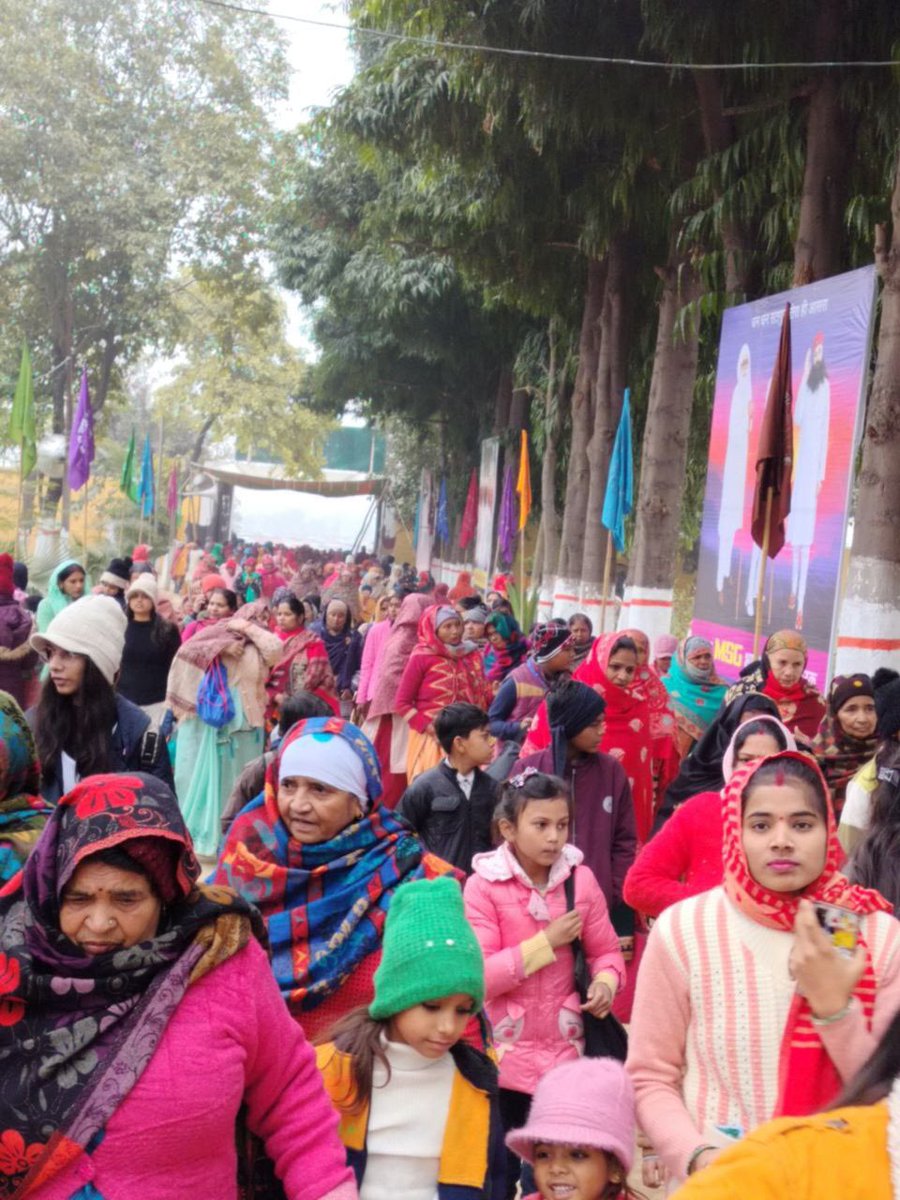 DSSNewsUpdates's tweet photo. Devotees formed a sea of serenity, flowing towards Shah Satnam Ji Ashram, Barnawa, UP, creating an ethereal vista for MSG Bhandara Month celebrations.

#RamRahim
#MSGBhandara #DeraSachaSauda #MSGIncarnationDay https://t.co/OwIu4zp08b