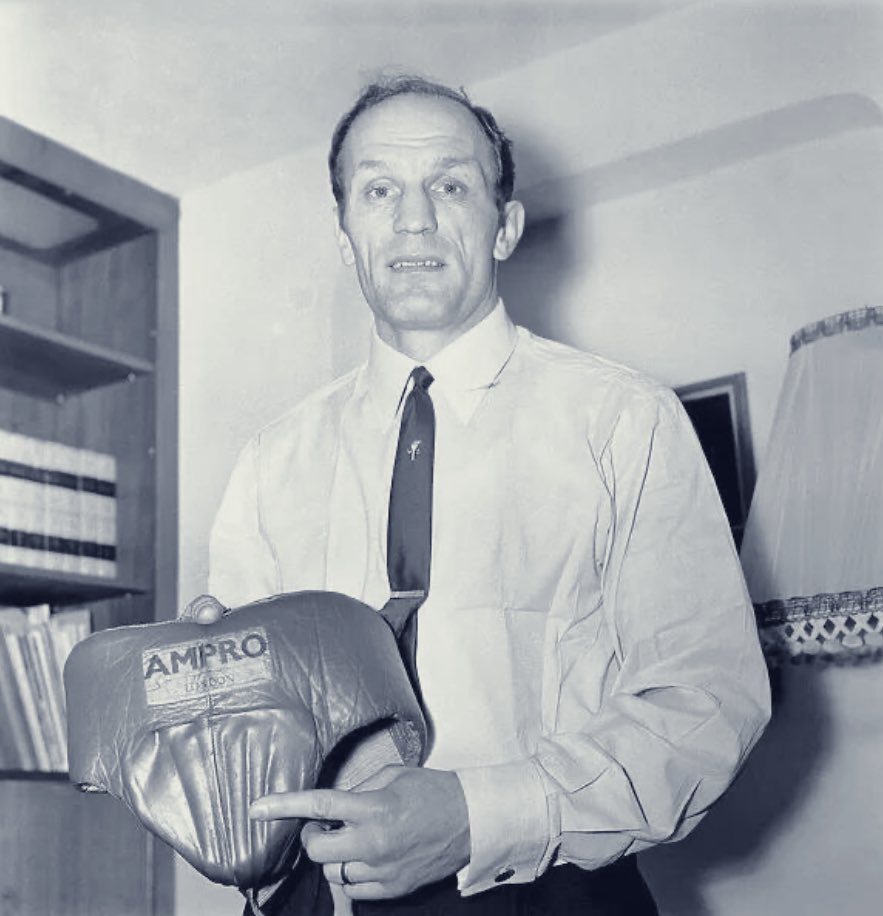 LDNBOXHISTORY's tweet photo. “The eye-tye was the dirtiest bugger I have ever come across” Henry Cooper shows of the damage to his Ampro bodyguard after a series of below the belt shots from Piero Tomasoni during his 1969 win in Italy. Cooper would be peppered with fruit and bread as he recovered in the ring https://t.co/g0A8X8Geel