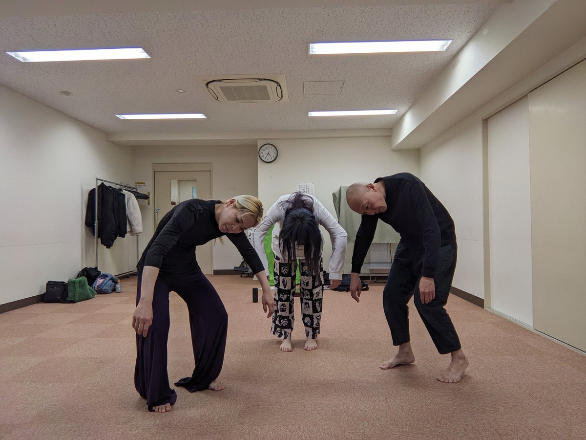 Sabiya81106083's tweet photo. 新年舞踏初めでした!
@temmetsu さん
素晴らしい授業をありがとうございました☺
@inupomu ちゃんと久しぶりの再会☺
今日は身体も心も解れるような
癒やしの舞踏…🪼
今年もより深められるよう
頑張ります💪
#舞踏
#舞踏ワークショップ
#butou https://t.co/H5Dz7Gq3rJ