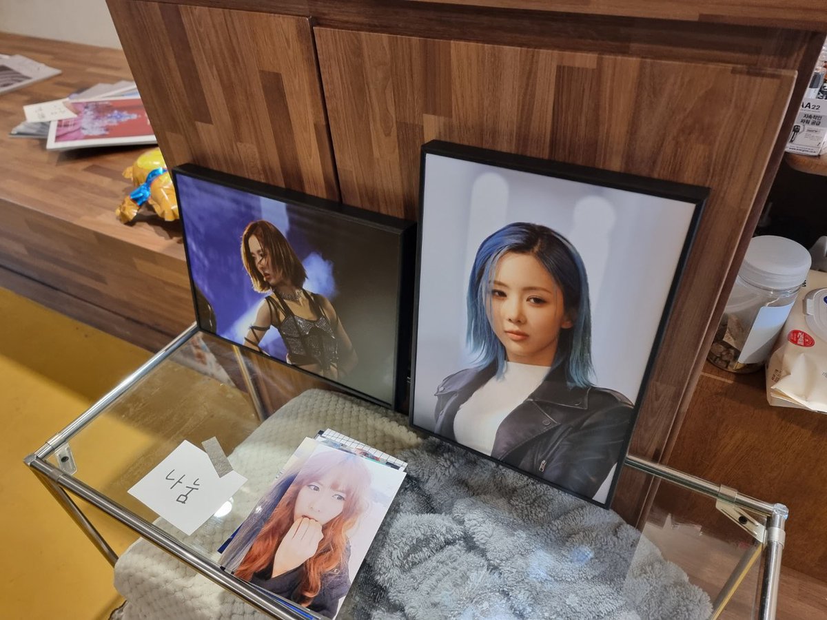 JHY_09's tweet photo. 오늘이 유현이 생일 카페 마지막이라 8시에 액자와 사진 나눔 합니다.😋
✨pvc 포토카드가 생겨서 기존 포토카드와 함께 증정됩니다!
✨사진과 액자는 선착순 나눔이라 그냥 가져가시면 됩니다.
다시한번 방문해주신 분들 너무 감사하고🫡
🎉✨김유현 생일 축하해✨🎉
#YOOHYEON #유현
#Dreamcatcher https://t.co/aVon4sVgEV
