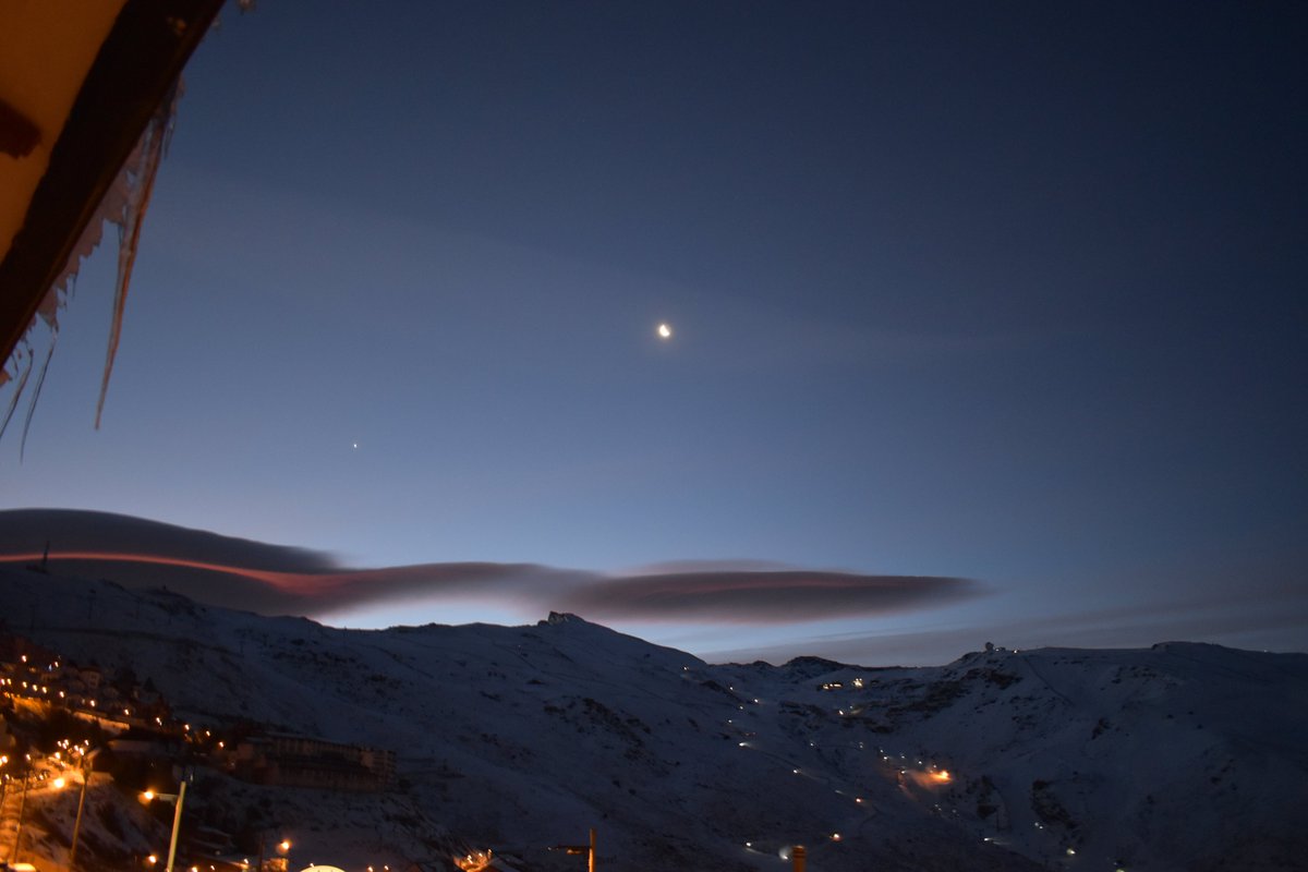 MeteoSN's tweet photo. Cronología de un amanecer de #cine en #SierraNevada.
Domingo 7 de enero. -4º en Borreguiles.

#nubeslenticulares #Granada #nieve https://t.co/Md2bHWEVii