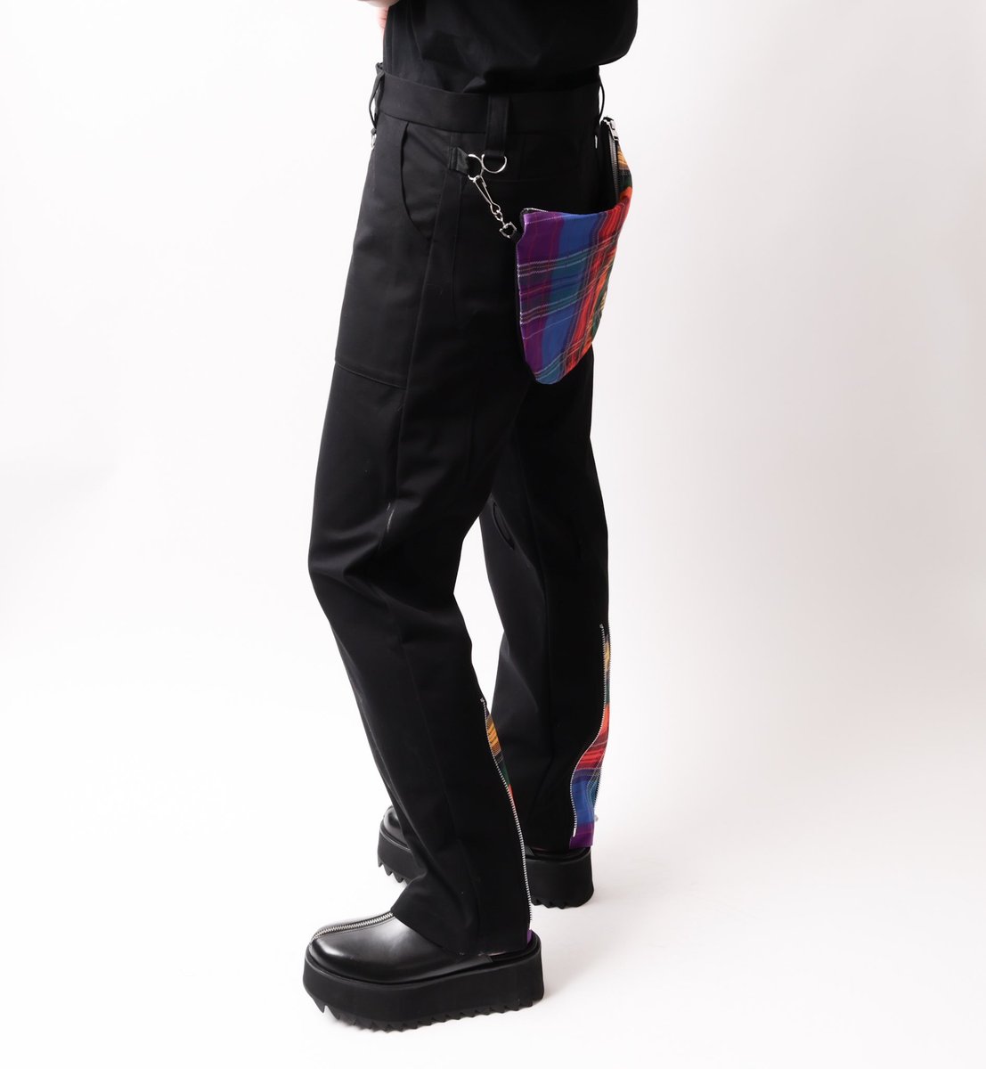 tears_of_swan's tweet photo. TEARS OF SWAN×RIDDLEMMA-RAINBOW TARTAN CHECK ZIP PANTS
¥27.000(tax in)

RIDDLEMMAとのコラボアイテム
ブランド定番のRAINBOW TARTAN CHECKを使用、バッグ部分ZIP開閉可能でシルエット変更可能、付属HIP BACK付きZIP PANTS、M〜XLの3サイズ展開です

https://t.co/TYE49Ol8IL
(2月下旬発送開始) https://t.co/oQEG4suEW8