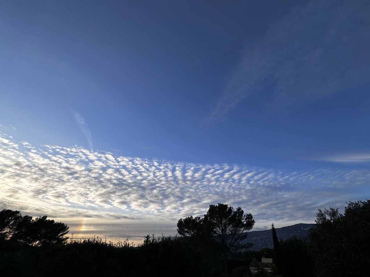 Pacificsun2's tweet photo. #Grasse #Provence
#sundog #parhelion https://t.co/RWSx6pL9SS