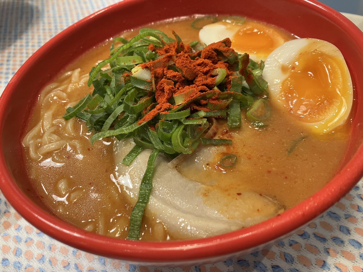 doto_neppa's tweet photo. バン仲村がプロデュースしたラーメン、『バン味噌』をいただく。程良い酸味が癖になる濃厚鶏白湯。不覚にも美味しすぎた　#麺屋はやぶさ #取扱店たくさんあるらしい笑 https://t.co/reu811MhTy