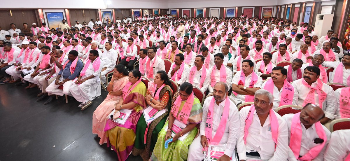 BRSparty's tweet photo. లోక్ సభ ఎన్నికల సన్నాహాక సమావేశాల్లో భాగంగా తెలంగాణ భవన్ లో జహీరాబాద్ పార్లమెంట్‌ నియోజకవర్గ పార్టీ ప్రతినిధులతో సమావేశం.

ఈ సమావేశంలో బీఆర్ఎస్ వర్కింగ్ ప్రెసిడెంట్ కేటీఆర్, మాజ��� మంత్రులు వేముల ప్రశాంత్ రెడ్డి, సింగిరెడ్డి నిరంజన్ రెడ్డి, మాజీ స్పీకర్ లు పోచారం శ్రీనివాస్ రెడ్డి, మధుసూధనా చారి, ఎంపీ బిబి పాటిల్, జహీరాబాద్ పార్లమెంట్ నియోజకవర్గం పరిధిలోని ఎమ్మేల్యేలు, ఎమ్మెల్సీలు, మాజీ ఎమ్మెల్యేలు, జెడ్పీ చైర్మన్లు, మాజీ చైర్మన్లు, మేయర్లు, మాజీ మేయర్లు, మున్సిపల్‌ చైర్మన్లు, మాజీ చైర్మన్లు, వివిధ కార్పొరేషన్ల మాజీ చైర్మన్లు, నియోజకవర్గాల ఇన్‌చార్జీలు, ��ిల్లా పార్టీ అధ్యక్షులు, పార్టీ ప్రజాప్రతినిధులు, ముఖ్యనేతలు పాల్గొన్నారు.