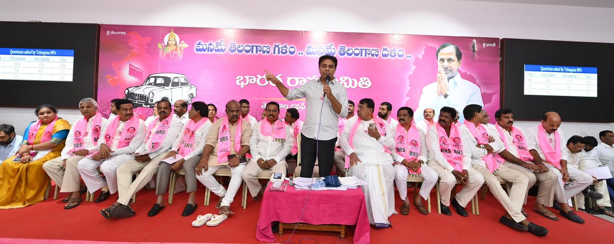 BRSparty's tweet photo. లోక్ సభ ఎన్నికల సన్నాహాక సమావేశాల్లో భాగంగా తెలంగాణ భవన్ లో జహీరాబాద్ పార్లమెంట్‌ నియోజకవర్గ పార్టీ ప్రతినిధులతో సమావేశం.

ఈ సమావేశంలో బీఆర్ఎస్ వర్కింగ్ ప్రెసిడెంట్ కేటీఆర్, మాజ��� మంత్రులు వేముల ప్రశాంత్ రెడ్డి, సింగిరెడ్డి నిరంజన్ రెడ్డి, మాజీ స్పీకర్ లు పోచారం శ్రీనివాస్ రెడ్డి, మధుసూధనా చారి, ఎంపీ బిబి పాటిల్, జహీరాబాద్ పార్లమెంట్ నియోజకవర్గం పరిధిలోని ఎమ్మేల్యేలు, ఎమ్మెల్సీలు, మాజీ ఎమ్మెల్యేలు, జెడ్పీ చైర్మన్లు, మాజీ చైర్మన్లు, మేయర్లు, మాజీ మేయర్లు, మున్సిపల్‌ చైర్మన్లు, మాజీ చైర్మన్లు, వివిధ కార్పొరేషన్ల మాజీ చైర్మన్లు, నియోజకవర్గాల ఇన్‌చార్జీలు, ��ిల్లా పార్టీ అధ్యక్షులు, పార్టీ ప్రజాప్రతినిధులు, ముఖ్యనేతలు పాల్గొన్నారు.