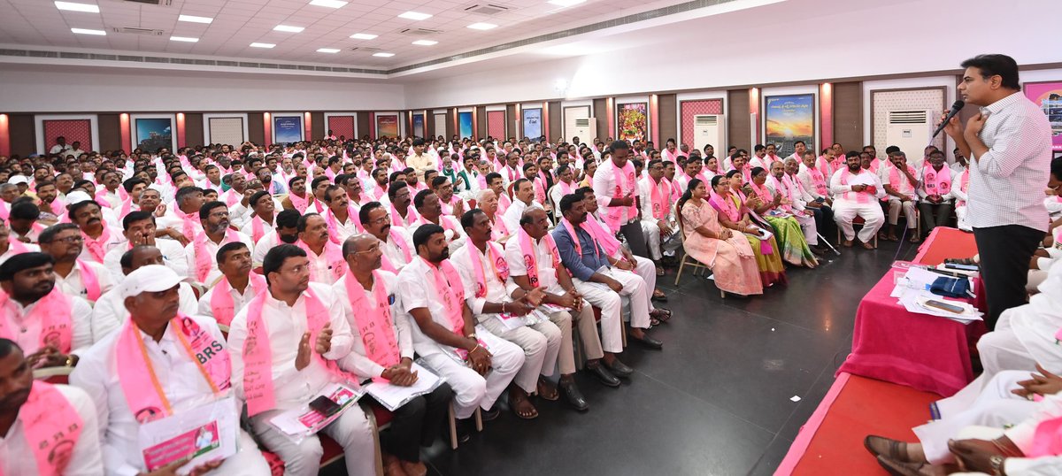BRSparty's tweet photo. లోక్ సభ ఎన్నికల సన్నాహాక సమావేశాల్లో భాగంగా తెలంగాణ భవన్ లో జహీరాబాద్ పార్లమెంట్‌ నియోజకవర్గ పార్టీ ప్రతినిధులతో సమావేశం.

ఈ సమావేశంలో బీఆర్ఎస్ వర్కింగ్ ప్రెసిడెంట్ కేటీఆర్, మాజ��� మంత్రులు వేముల ప్రశాంత్ రెడ్డి, సింగిరెడ్డి నిరంజన్ రెడ్డి, మాజీ స్పీకర్ లు పోచారం శ్రీనివాస్ రెడ్డి, మధుసూధనా చారి, ఎంపీ బిబి పాటిల్, జహీరాబాద్ పార్లమెంట్ నియోజకవర్గం పరిధిలోని ఎమ్మేల్యేలు, ఎమ్మెల్సీలు, మాజీ ఎమ్మెల్యేలు, జెడ్పీ చైర్మన్లు, మాజీ చైర్మన్లు, మేయర్లు, మాజీ మేయర్లు, మున్సిపల్‌ చైర్మన్లు, మాజీ చైర్మన్లు, వివిధ కార్పొరేషన్ల మాజీ చైర్మన్లు, నియోజకవర్గాల ఇన్‌చార్జీలు, ��ిల్లా పార్టీ అధ్యక్షులు, పార్టీ ప్రజాప్రతినిధులు, ముఖ్యనేతలు పాల్గొన్నారు.