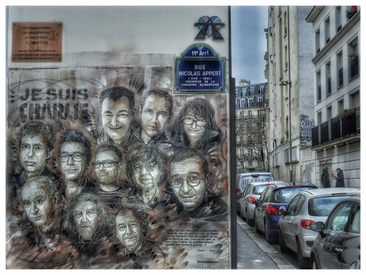 Il y a 9 ans des extrémistes islamiques ont attaqué Charlie Hebdo. Nous avons continue à rire de la satire et des caricatures. Nous avons continué à défendre la liberté et la laïcité. Nous n’avons pas oublié. 
 #CharlieHebdo #JeSuisToujoursCharlie