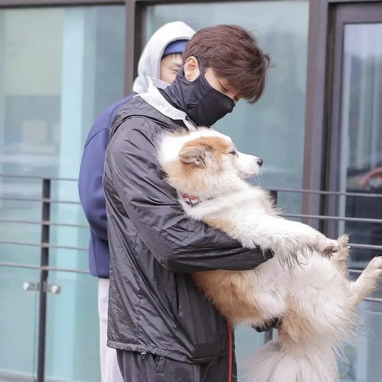 Anak gadis yang ini punya hobi becek-becekan. Mana habis mandi pula. 🤦🏻‍♂️