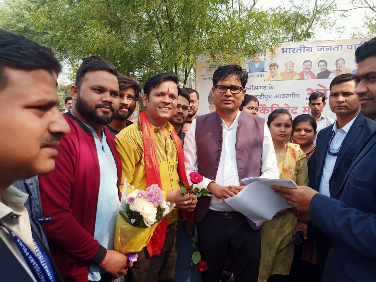 यूथ आइकॉन, युवाओं के प्रेरणास्त्रोत ,जन हितैषी ,छत्तीसगढ़ सरकार में मान. वित्त मंत्री श्री<a href="/OPChoudhary_Ind/">OP Choudhary</a> जी से आज व्यावसायिक प्रशिक्षक संघ के साथियों ने मुलाकात कर शिक्षा विभाग में समायोजित करने के लिए ज्ञापन सौंपा ।
<a href="/vishnudsai/">Vishnu Deo Sai</a> <a href="/OfficeofArunSao/">Office Of Arun Sao</a> <a href="/vijaysharmacg/">Vijay sharma</a> <a href="/brijmohan_ag/">Brijmohan Agrawal</a>
