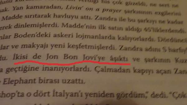 Aynı gün tamamen tesadüfen alınan iki kitap, ikisinde de ana konu haricî bir şekilde Bon Jovi'den bahsedilmesi -ki dünyada yüzlerce başka grup varken- ve benim dokuz yaşımdan bu yana die hard Bon Jovi fani olmam. Sanırım karma böyle bir şey 🙂