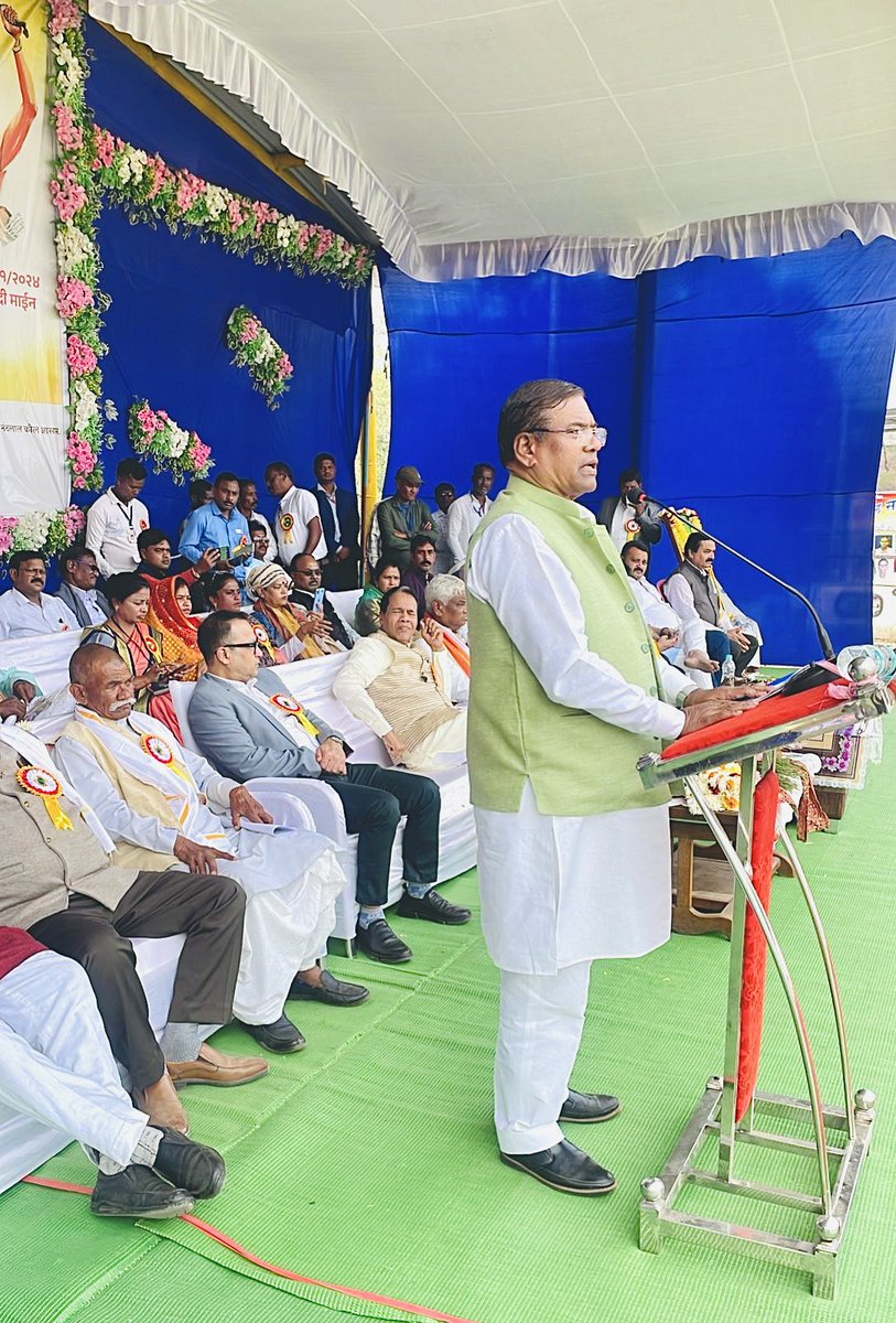 fskulaste's tweet photo. नागपुर के निकट कांद्री माइन क्षेत्र में अखिल भारतीय आदिवासी कोल समाज द्वारा आयोजित राष्ट्रीय आदिवासी सम्मेलन में भाग लिया और भगवान बिरसा मुंडा की प्रतिमा पर माल्यार्पण कर सभा को संबोधित किया।
#जय_आदिवासी #भगवान_बिरसा_मुंडा https://t.co/3sNkdJawoR