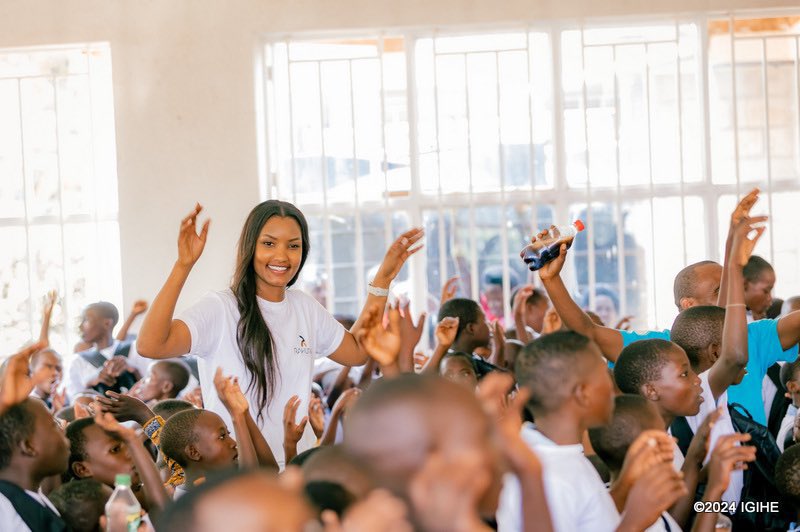 Muzungu4's tweet photo. Here is a true meaning of empathy and generosity. Thank you Kate #Bashabe for being a shining example and empowering those around you. Dukeneye ba #KateBashabe benshi
📸: @IGIHE https://t.co/2A747Qlqlm