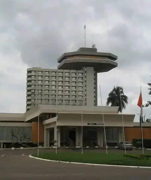 tientusdelors's tweet photo. En Image 1 &amp; 2 l'hôtel Starland de Douala🇨🇲 qui a logé la CIV 🇨🇮 elle seule à la CAN 2021

Image 3 l’hôtel président de Yamoussoukro 🇨🇮 qui va loger 2 GRANDES EQUIPES le Continent 🇨🇲 et Le Senegal 🇸🇳 à la CAN 2024.

L’Histoire retiendra que la meilleure des CAN a eu lieu au 🇨🇲. https://t.co/ALBBJC5ZWT
