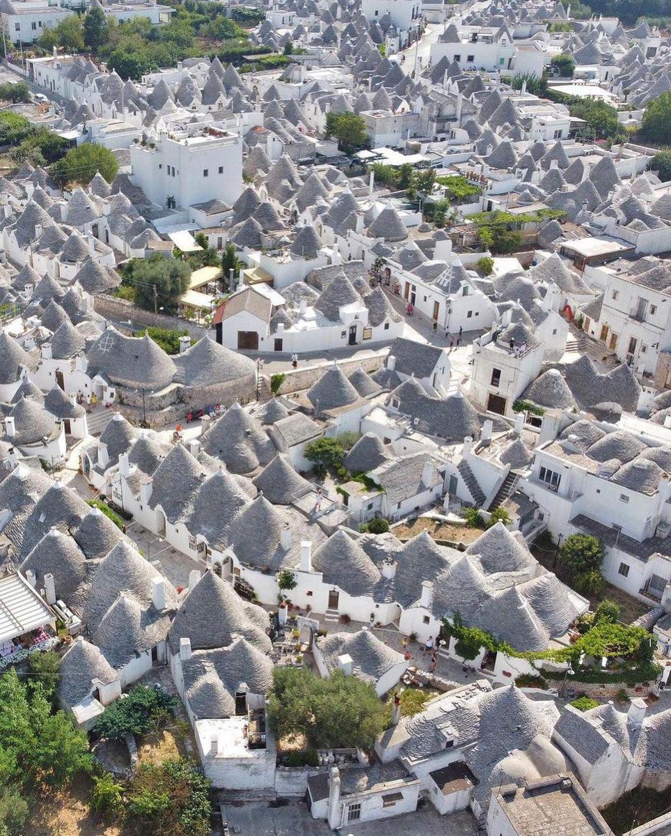 nritravelogue's tweet image. Alberobello&apos;s enchanting charm: A mesmerizing view of sharp cone-shaped rooftops that make this Italian town a fairytale village come to life. 🏠✨ #Alberobello #ItalianArchitecture #FairytaleVillage