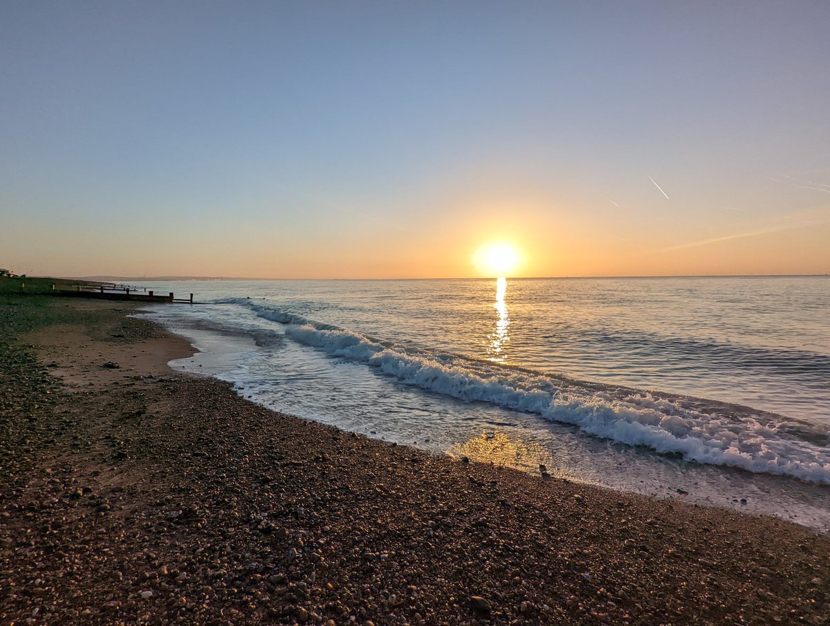 #SundayVibes #Sunrise #SeaSwimming #NeverTooCold Good morning from a beautiful winter sunny Sunday morning in Worthing. I'm just back from a sea swim having a cuppa, total bliss as barely even a dog walker around at first light! Wishing you all the best day possible Xx 💙☀️🌊🥶