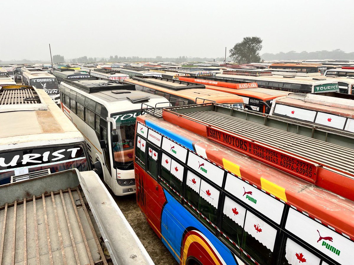 DSSNewsUpdates's tweet photo. The assembled sangat's vehicles stand in harmony, enhancing the visual appeal of the event's venue.

#RamRahim
#MSGBhandara #DeraSachaSauda #MSGIncarnationDay https://t.co/gnmkHlnPIn