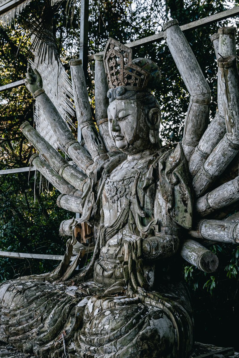 圧倒的存在感を放つ、放置された千手観音。