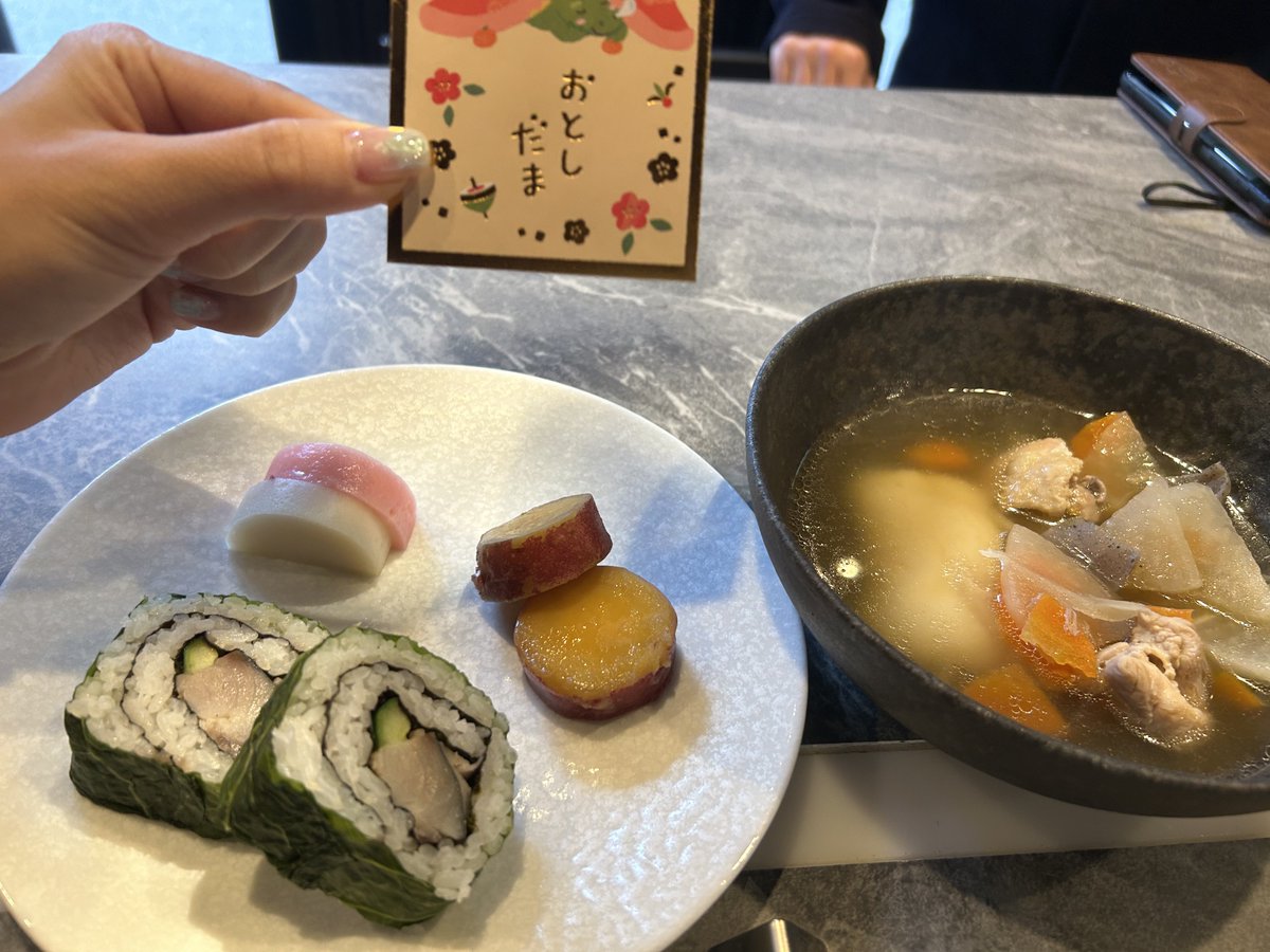 本日の営業もありがとうございました！
今日ご飯はお正月スペシャルで、お雑煮と鯖寿司でした🎍✨

次の営業は
21日の14:00〜17:00です！
いつもと時間が違うので気をつけてください