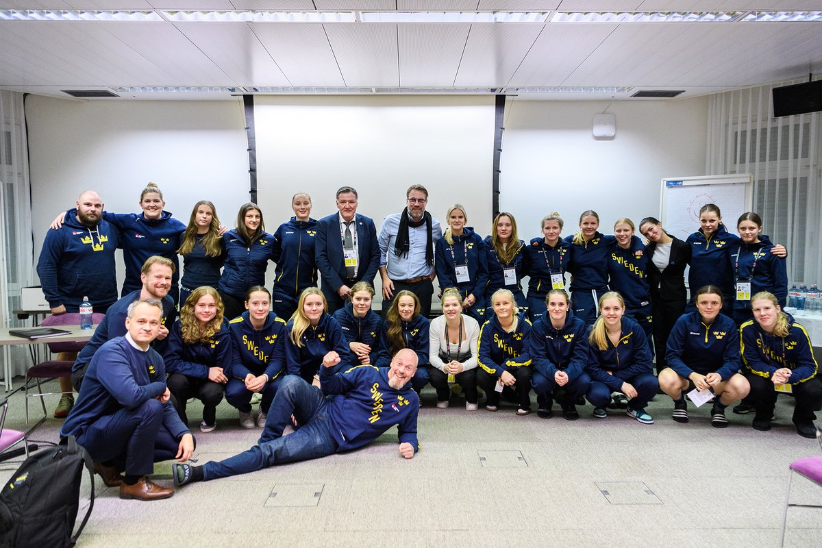 Trekronorse's tweet image. Efter premiärsegern mot Schweiz fick U18-tjejerna finbesök i form av Peter Forsberg 🙌🙌
Det var väldigt uppskattat och gav bra inspiration inför fortsättningen på turneringen! 
Stort tack för besöket, Peter! 😍

#u18womensworlds #damlandslagetu18 #jvm