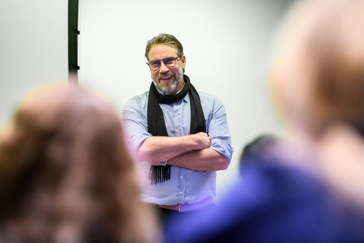 Trekronorse's tweet image. Efter premiärsegern mot Schweiz fick U18-tjejerna finbesök i form av Peter Forsberg 🙌🙌
Det var väldigt uppskattat och gav bra inspiration inför fortsättningen på turneringen! 
Stort tack för besöket, Peter! 😍

#u18womensworlds #damlandslagetu18 #jvm