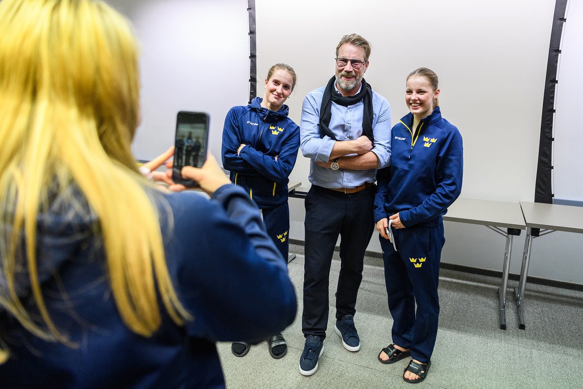 Trekronorse's tweet image. Efter premiärsegern mot Schweiz fick U18-tjejerna finbesök i form av Peter Forsberg 🙌🙌
Det var väldigt uppskattat och gav bra inspiration inför fortsättningen på turneringen! 
Stort tack för besöket, Peter! 😍

#u18womensworlds #damlandslagetu18 #jvm