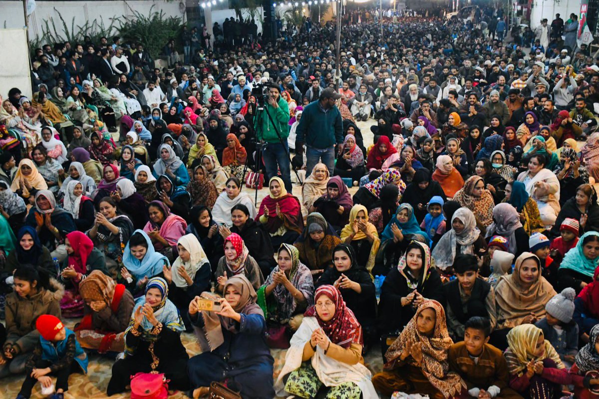ALIMQM4's tweet photo. چند گھنٹوں کے نوٹس پر بلایا گیا صرف #کراچی کے کارکنان کا اجلاس !!
@KamalMQM @AnisMQM @aasia_ishaque @sabheenghoury
@Nadirqureshi @SharjeelKaimkh3
@WajjiKhanzada @AqeelPSP
#MQMPRocks
#MQMPakistan
#Karachi #Elections2024 #IsraelTerorrist #IsraelTerorriststate https://t.co/Ugfjes6hmo