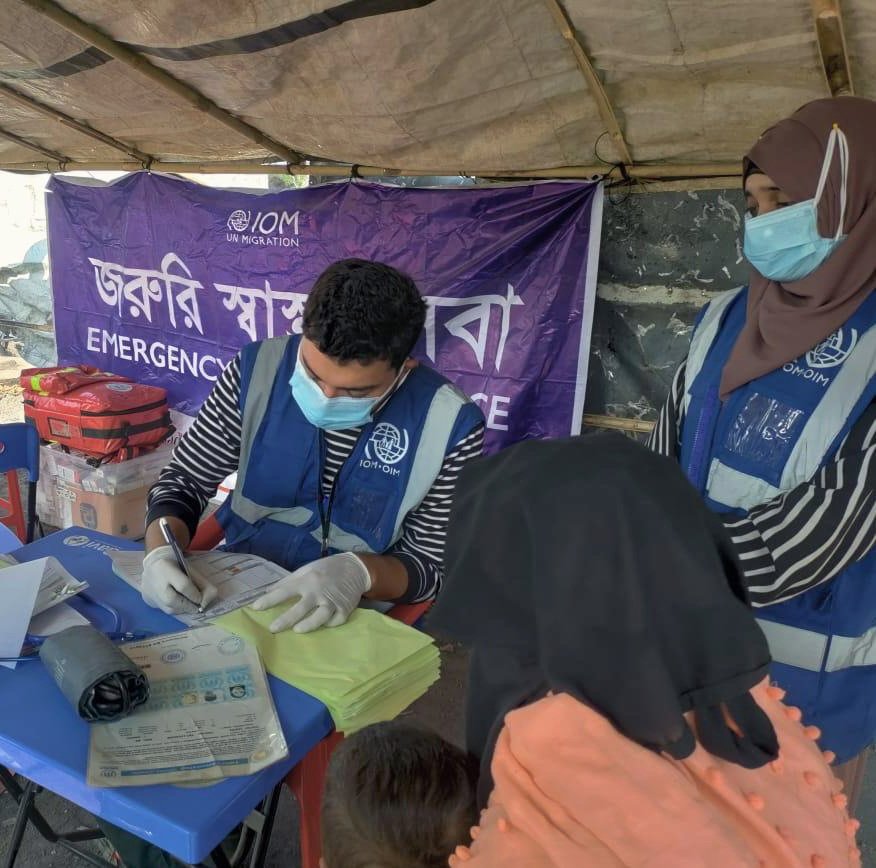 IOMBangladesh's tweet photo. Responding to the devastating fire 🔥 in #Rohingya #refugee camp in #CXB 🇧🇩 early today, @UNmigration is on the frontlines with:

🩺 1 mobile medical team is on the ground
🚑 1 ambulance has been deployed, 2 on standby 
🏥 3 nearby IOM health facilities kept ready for support https://t.co/sHRjN0F9w0