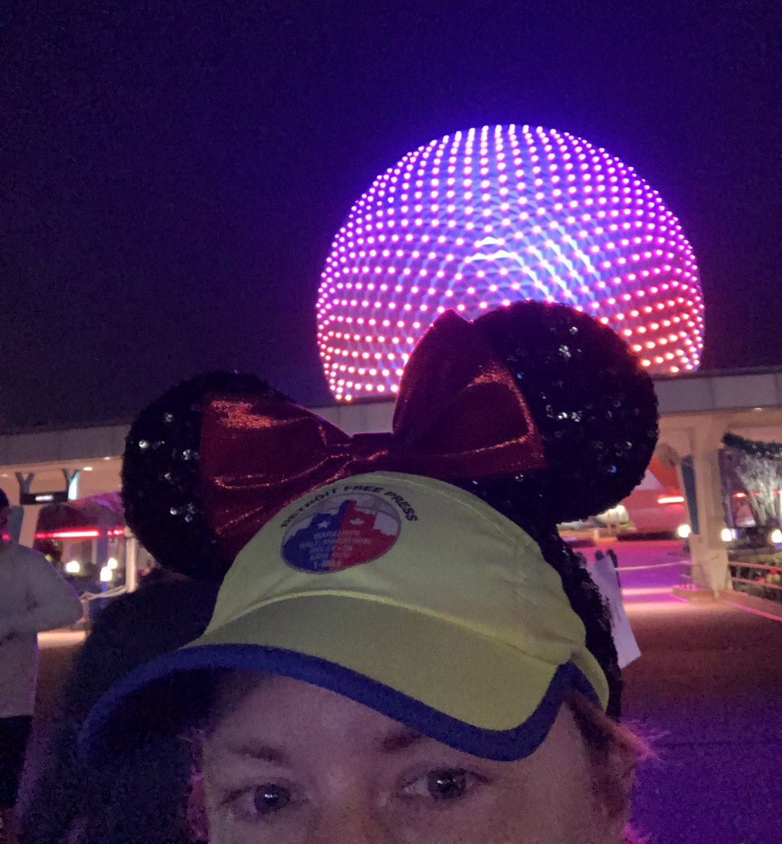 What am I doing at Epcot at 3:30 am? Getting ready to run the Disney World Marathon, that’s what! 🙌🏼 #disneyworld #disneymarathonweekend #disneymarathon #gladiwenttobedearly