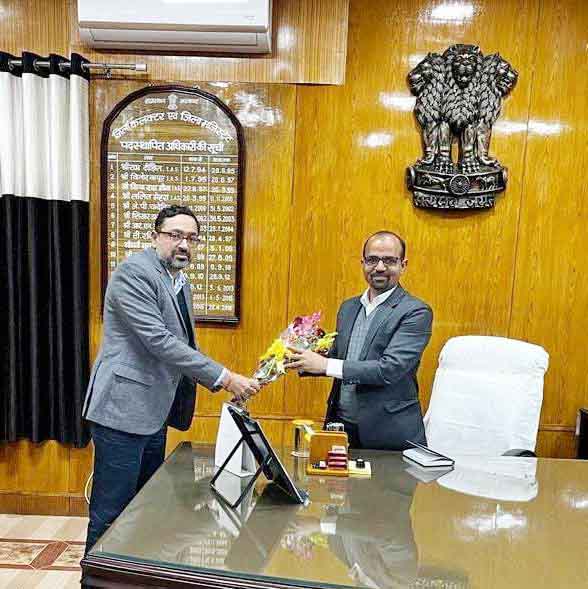 जिला कलेक्टर श्री कानाराम ने संभाला कार्यभार, सीएमएचओ डॉ. नवनीत शर्मा ने पुष्प गुच्छ भेंट कर किया स्वागत

<a href="/DmHanumangarh/">District Collector & Magistrate, Hanumangarh</a> 
<a href="/HmghPolice/">Hanumangarh Police</a> 
<a href="/DrNavneetShar10/">Dr Navneet Sharma</a> 
#Hanumangarh 
#IASTransfer 
<a href="/iechanumangarh/">Medical Department, Hanumangarh</a>