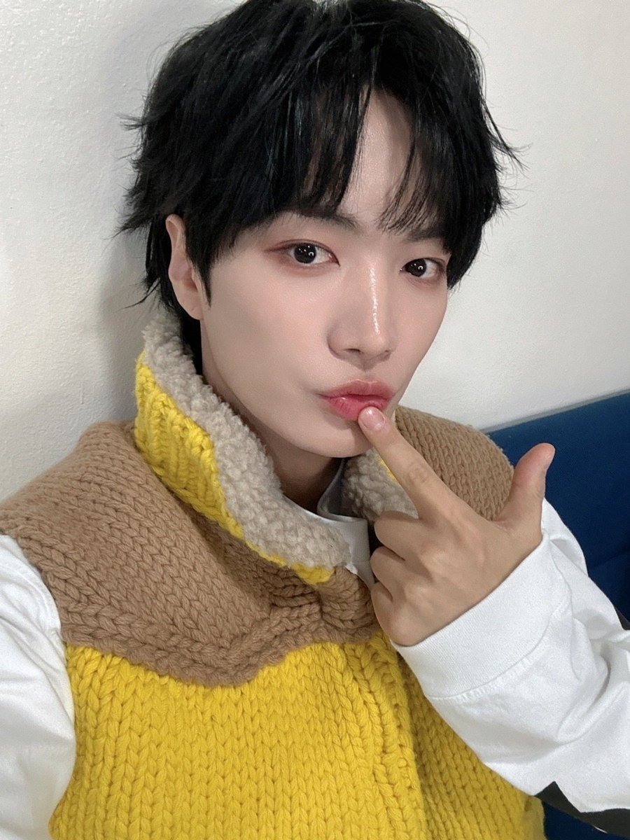 em_jonghyeon's tweet photo. [#PHOTO] 
240107 #인기가요 📸

아기 병아리🐥 
아기 강아지🐶

💛노랑노랑💛 찰떡 종현이
인기가요 무대도 접수 완료💙

#KimJonghyeon #김종현
#MOTTO 
#EVERMOREENTERTAINMENT #에버모어엔터테인먼트 https://t.co/XtuF2mfm6a