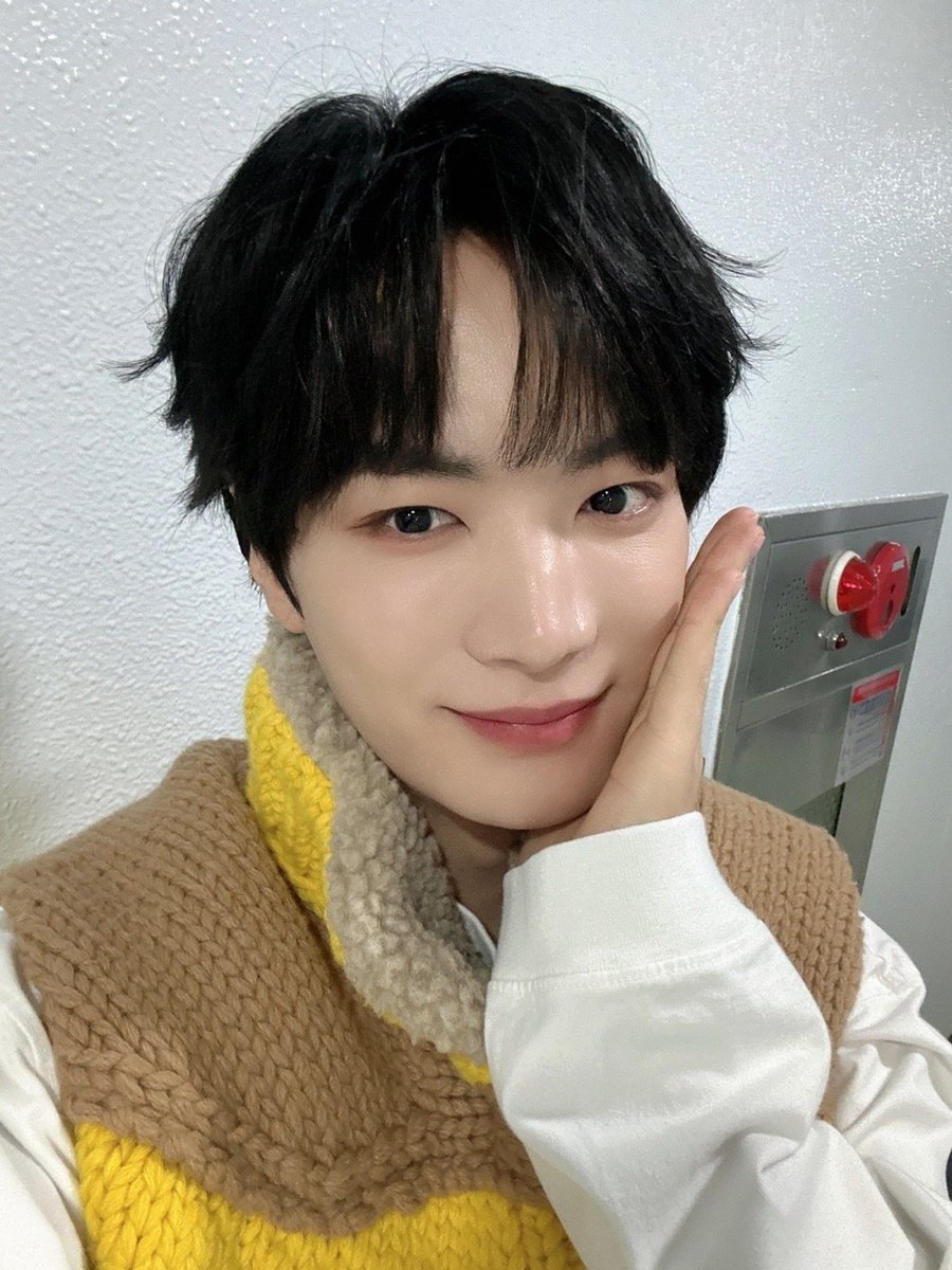 em_jonghyeon's tweet photo. [#PHOTO] 
240107 #인기가요 📸

아기 병아리🐥 
아기 강아지🐶

💛노랑노랑💛 찰떡 종현이
인기가요 무대도 접수 완료💙

#KimJonghyeon #김종현
#MOTTO 
#EVERMOREENTERTAINMENT #에버모어엔터테인먼트 https://t.co/XtuF2mfm6a