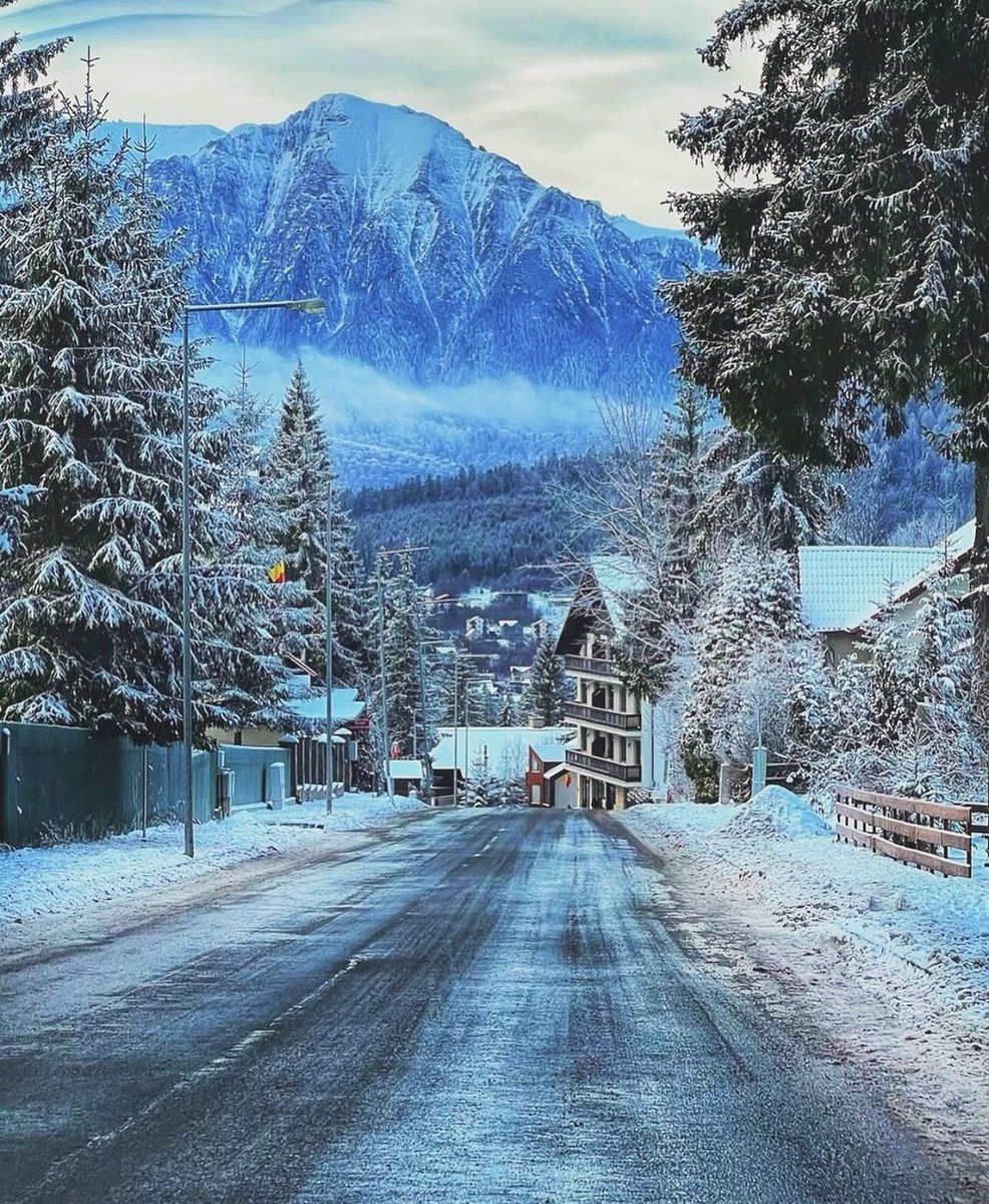 Travel_2Romania's tweet photo. La Predeal #mountains #resort
#WinterWonderland #Predeal 🌨️☃️⛷️🚡🏂
©️ Victor C.
#TraveltoRomânia https://t.co/eVq36QGO3K