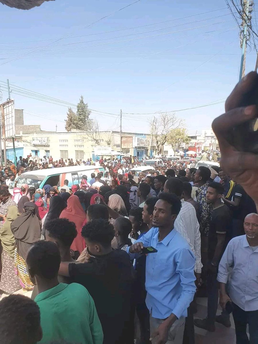 Samraawi01's tweet photo. A demonstration against the understanding between Somaliland and Ethiopia took place in #Borama https://t.co/ZoGFFpoYOV