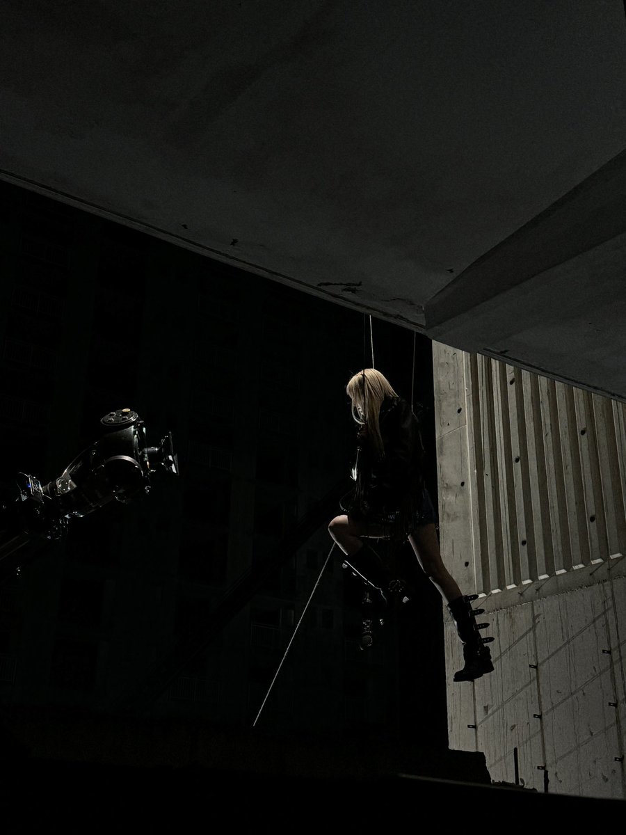 WE_NMIXX's tweet photo. It’s a bird, it’s a plane, no it’s this random blonde girl posing in the sky.

#NMIXX #엔믹스
#릴리 #LILY https://t.co/8jNLQN7C2c
