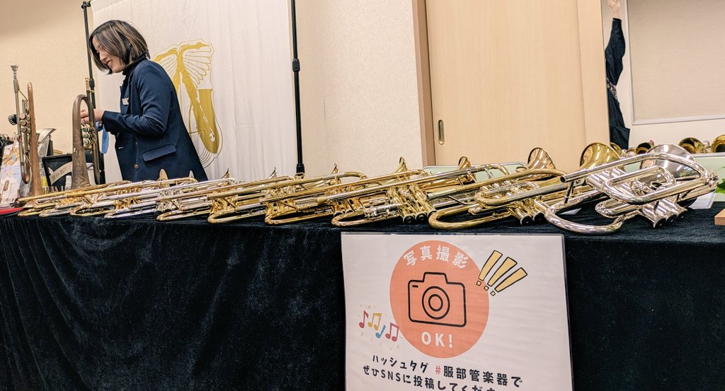 Tromboone_'s tweet photo. 行ってきました #伊藤楽器 さん開催の【USED BRASS Market】地元船橋🙌
#服部管楽器 みなさまに新年のご挨拶🐉そして！かーーわいーーーピアスや素敵CDをお迎え✨
#AsksWinds さんはTrbアンサンブル譜が超〜豊富！めちゃくちゃ悩んで5重奏を1曲選んで来ました🎵新年初吹きが楽しみじゃーー😃 https://t.co/VPVj1ACXSf