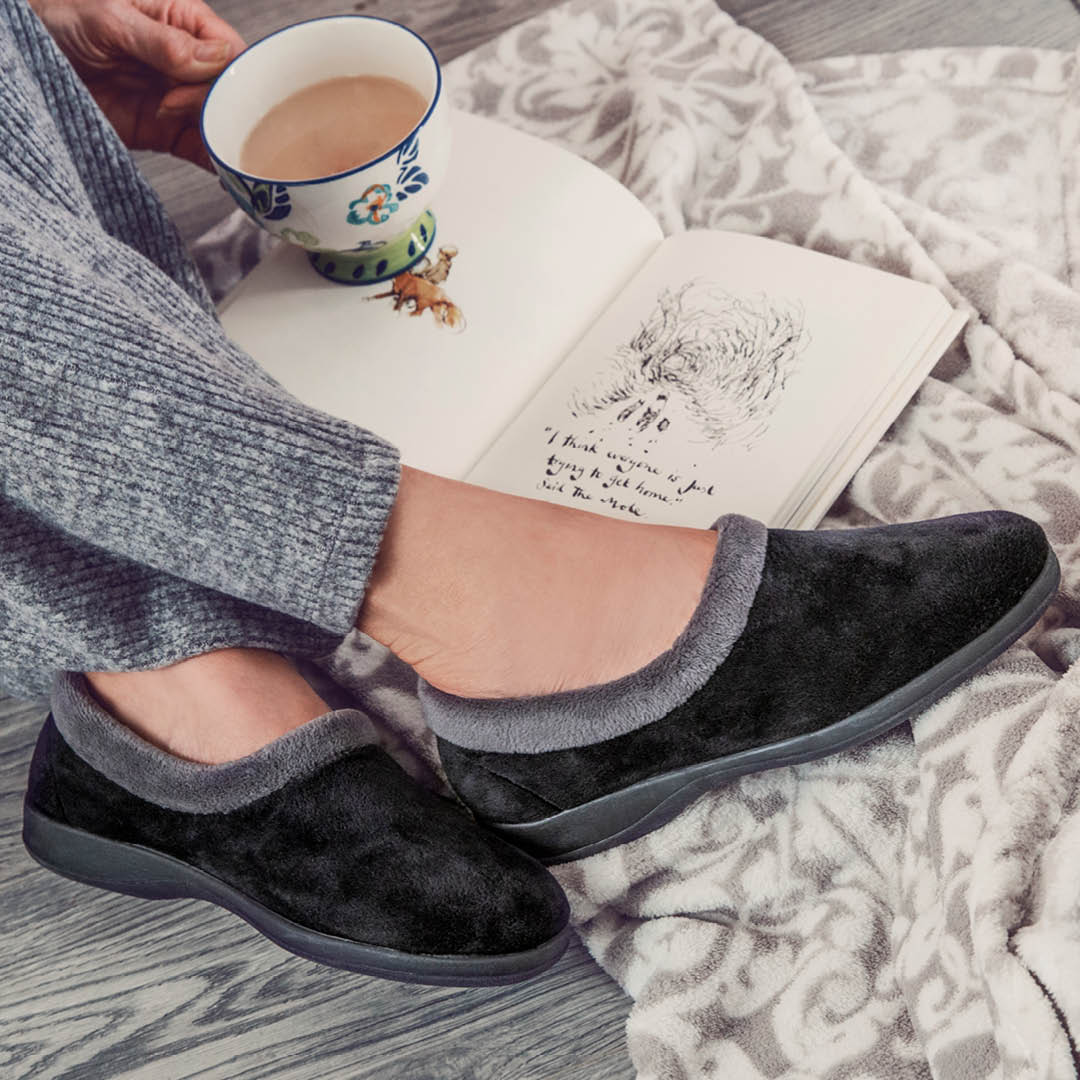 Say hello to your new fleece-lined friends this festive season, finished with a sturdy sole to keep you firm on your feet. Shop now: ow.ly/9i7J50Qk2Z6 #slippers #shoes #pavers #footwear #gifting