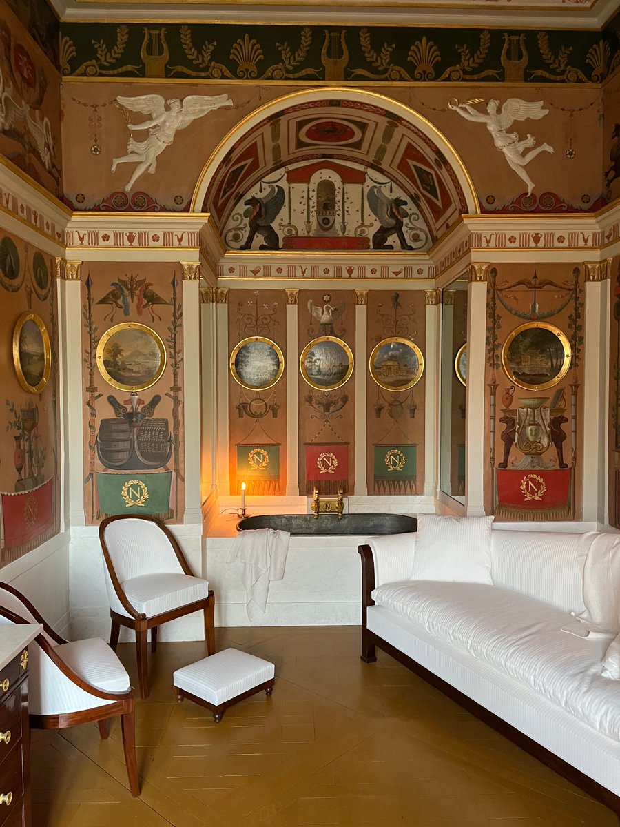 leCMN's tweet photo. #LeSaviezVous Napoléon Ier aimait particulièrement séjourner au château de #Rambouillet. Dans son testament, l'Empereur a même pensé au concierge du domaine ! ✍️ 
🐝 Visitez son appartement entièrement restauré : https://t.co/GWq0nwshA2 https://t.co/6U1M0BSFWl