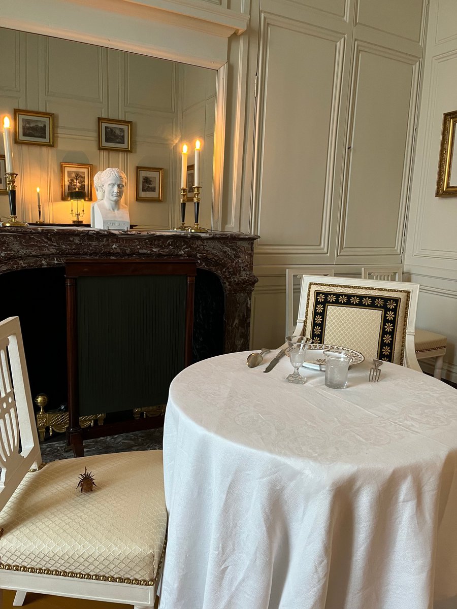 leCMN's tweet photo. #LeSaviezVous Napoléon Ier aimait particulièrement séjourner au château de #Rambouillet. Dans son testament, l'Empereur a même pensé au concierge du domaine ! ✍️ 
🐝 Visitez son appartement entièrement restauré : https://t.co/GWq0nwshA2 https://t.co/6U1M0BSFWl