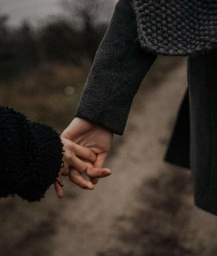 "فأيّنمَا كُنتُ أنتَ الرُّوحُ فِي بدَنِيّ
 وأيّنمَا سِرْتُ أنتَ الأمّرُ والقصّدُ