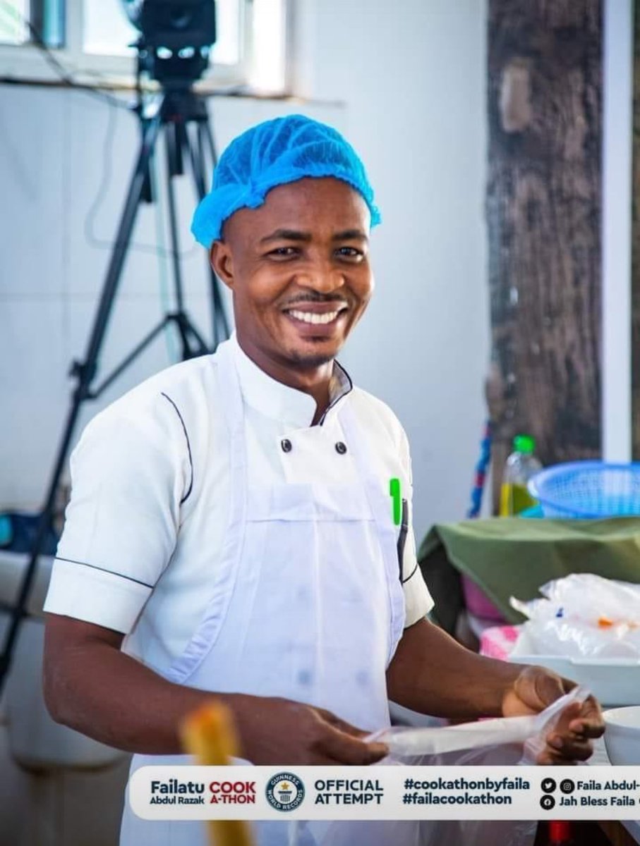 AhomkaStudios's tweet photo. The support everyone needs 👏 Chef Faila's assistant has been tremendous. 
Tamale and the whole of Ghana are solidly behind you. 🇬🇭🇬🇭🇬🇭😘

#FAILACOOKATHON #FAILCOOKATHON https://t.co/DtKEtSYNr9