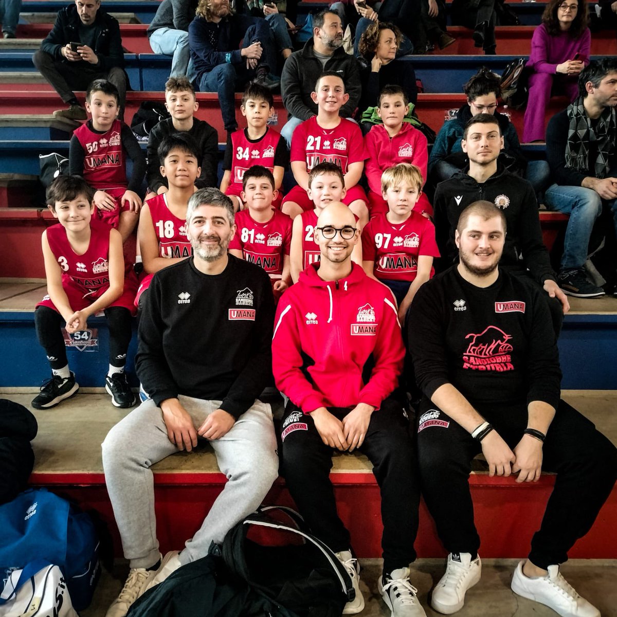 Vittoria al torneo della Befana di Sinalunga per gli aquilotti 2013 🐂🏀

I piccoli Bulls, con il prezioso aiuto arrivato da Arrapaho Orvieto, che ringraziamo nuovamente, hanno avuto la meglio su Asinalonga, Asciano, San Casciano e Flyers

Bravissimi 👏 

#bulls #lastoriacontinua