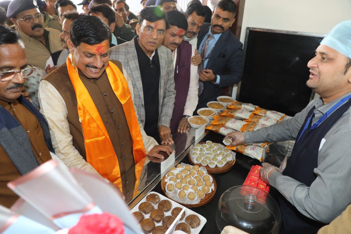 महाकाल की नगरी उज्‍जैन को मिला देश का प्रथम हेल्‍दी व हाईजीनिक फूड स्ट्रीट "प्रसादम्"...

केंद्रीय स्वास्थ्य एवं परिवार कल्याण मंत्री माननीय श्री <a href="/mansukhmandviya/">Dr Mansukh Mandaviya</a> जी ने आज उज्जैन के श्री महाकाल महालोक में देश के प्रथम हेल्‍दी व हाईजीनिक स्ट्रीट फ़ूड "प्रसादम्" का उद्घाटन किया और