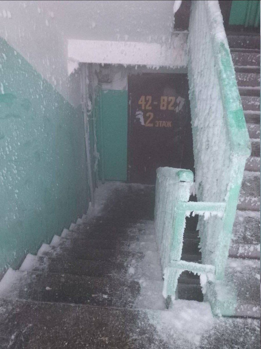 sternenko's tweet photo. Можливо, ви бачили, що там під Москвою нині росіяни замерзають.
Нічого дивного, у них так щозими.

Але зараз є цікавий нюанс: мешканці низки міст у Московській області сидять без опалення при -30 через аварію на… патронному заводі, який працює на війну проти України. https://t.co/LFP7ukl2lx