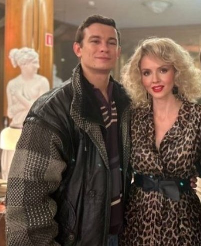 устраиваешься на новую работу, где тебе обещают дружный коллектив 

дружный коллектив: